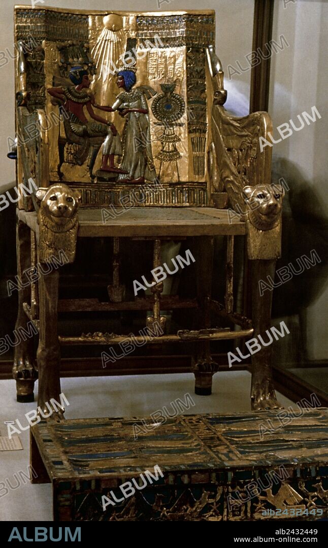 ARTE EGIPCIO. EGIPTO. TRONO DE ORO del AJUAR DE TUTANKHAMON. En el respaldo, aparece representada la pareja real, el faraón y su esposa, protegidos por el disco solar de ATON que les distribuye los rayos. Pieza procedente de la tumba real de Tutankhamon, en el Valle de los Reyes. XVIII DINASTIA. IMPERIO NUEVO Museo Egipcio. El Cairo.