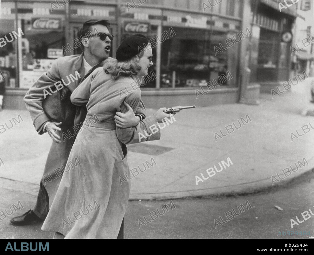 JOHN DALL and PEGGY CUMMINS in GUN CRAZY, 1950, directed by JOSEPH H. LEWIS. Copyright UNITED ARTISTS.