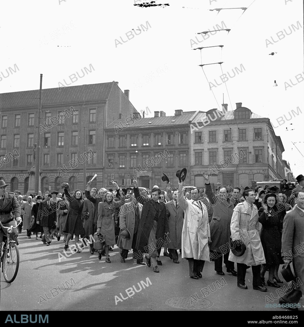 Göteborg 8 maj 1945. Lilla Torget - V-dagen. Freden. Andra Världskriget.. GP-bild. *** Local Caption *** GP. KAMERAREPORTAGE.