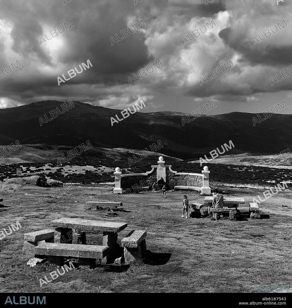 MERENDERO DE PIEDRA Y FUENTE COSSIO EN EL PUERTO DE LA MORCUERA - FOTOGRAFIA EN BLANCO Y NEGRO - AÑOS 60.