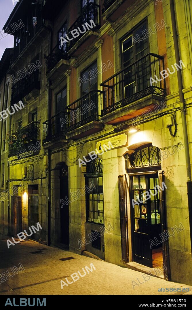 Oviedo; Sidrería / Restaurante "El Gato Negro" en la calle Mon (casco viejo).