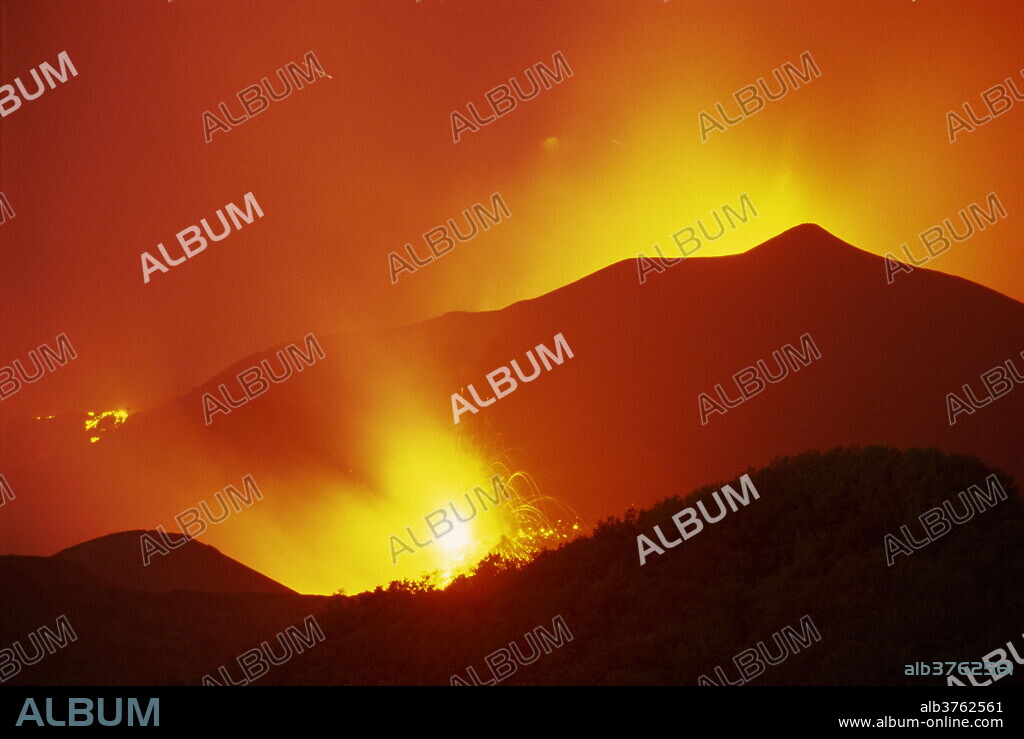 Eruptions at the Monti Calcarazzi fissure and the Piano del Lago cone on Mount Etna, that threatened tourist facilities and village in 2001, Sicily, Italy, Europe.