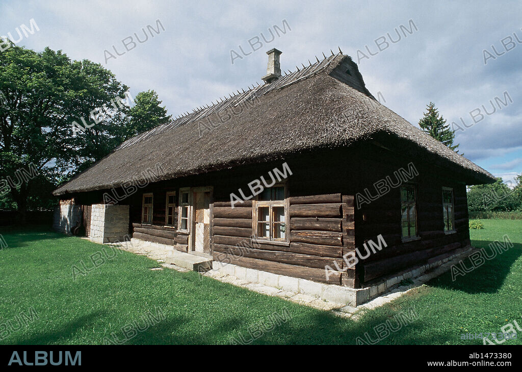Casa típica de madera. Isla de Saarema. Estonia.