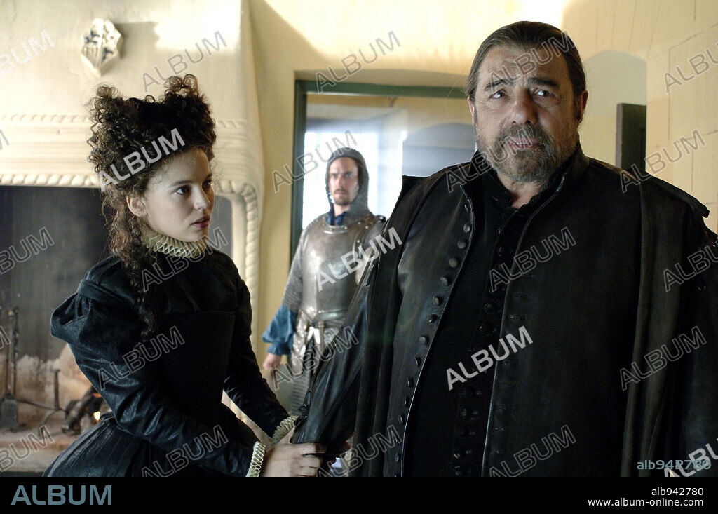 ELENA ANAYA y JUAN LUIS GALIARDO en MIGUEL Y WILLIAM, 2007, dirigida por INES PARIS. Copyright FUTURE FILMS LTD./MIGUEL Y WILLIAM PRODUCCIONES/WARNER BROS.