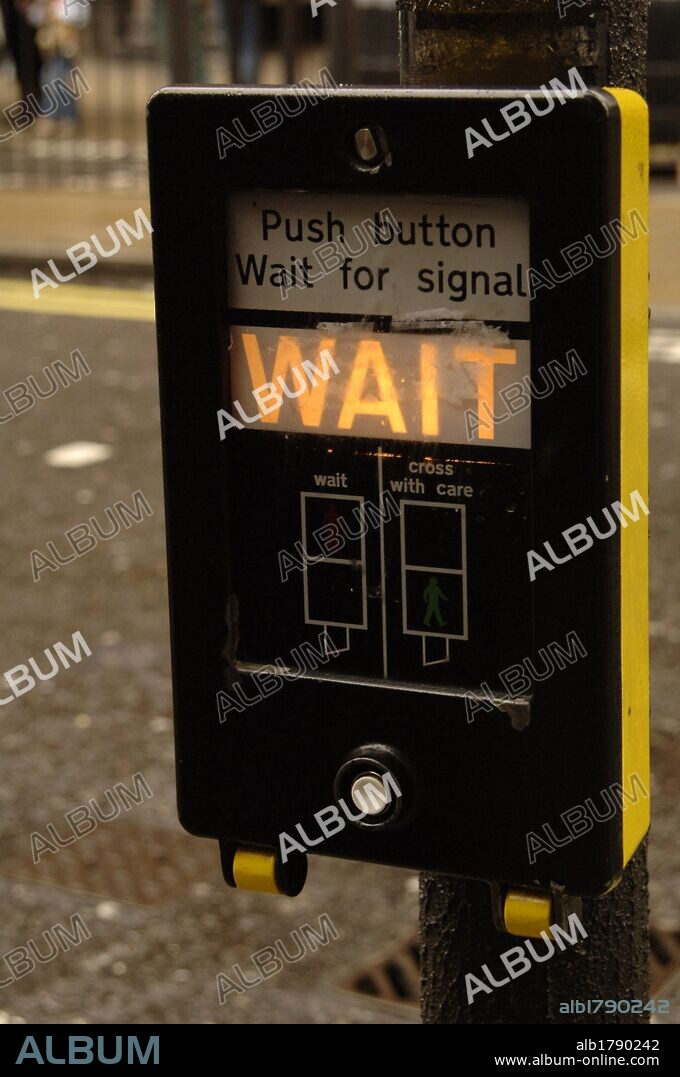 Interruptor de semáforo para peatones indicando que deben esperar para cruzar. Cambiará la orden al pulsar el botón. Londres. Inglaterra. Reino Unido.