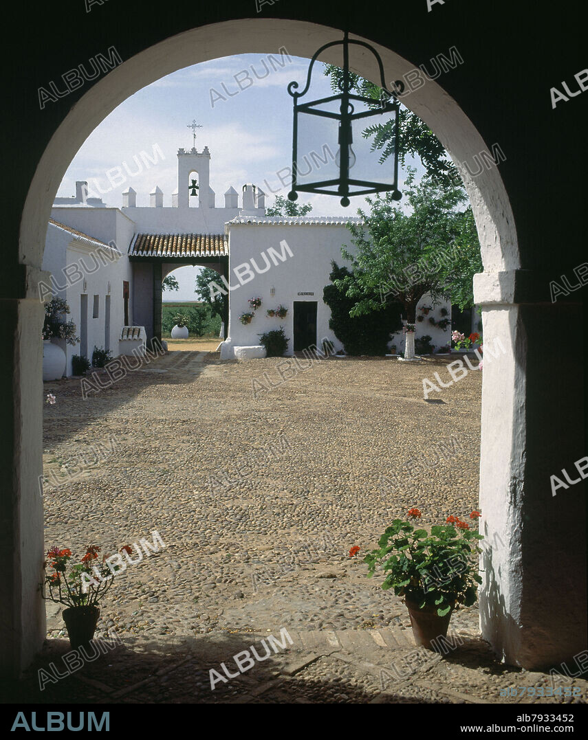 PATIO Y PUERTA DE ENTRADA-SUELO DE CANTO RODADO.