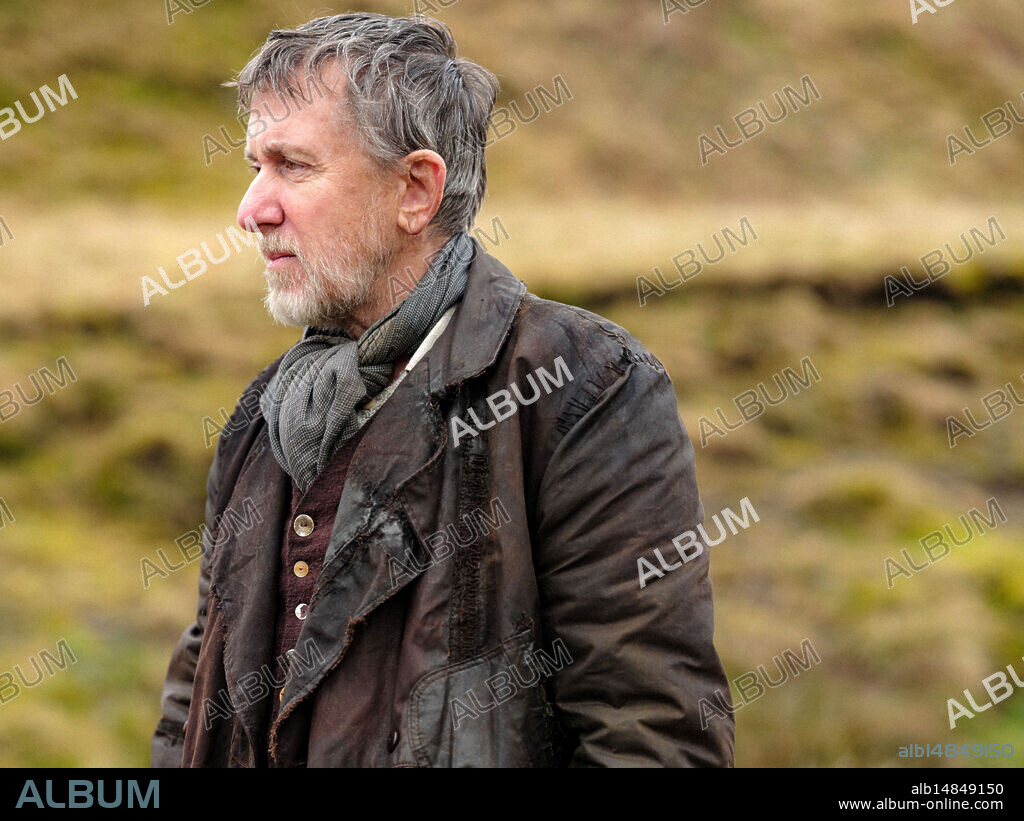 TIM ROTH en TORNADO, 2025, dirigida por JOHN MACLEAN. Copyright Tea Shop & Film Company.