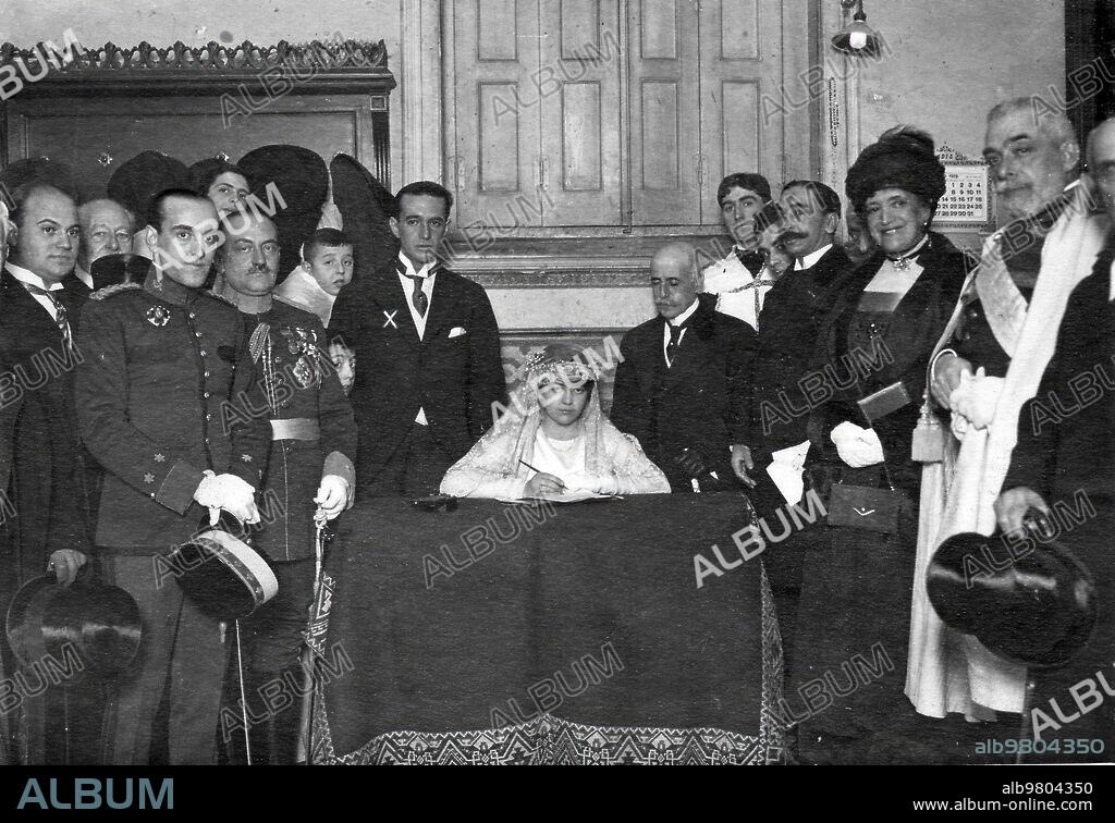 1919. In the Luises church, in Madrid. Miss Pilar Coello of Portugal, Daughter of the Counts of Coello of Portugal, Signing the minutes of her wedding with the industrial engineer Mr. Cardenas (X).
