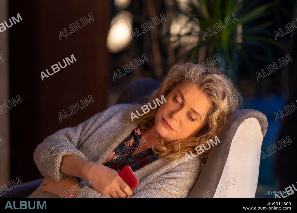 Catherine Dorléac. CATHERINE DENEUVE en ES SU VIDA, 2021 (DE SON VIVANT), dirigida por EMMANUELLE BERCOT. Copyright LES FILMS DU KIOSQUE.