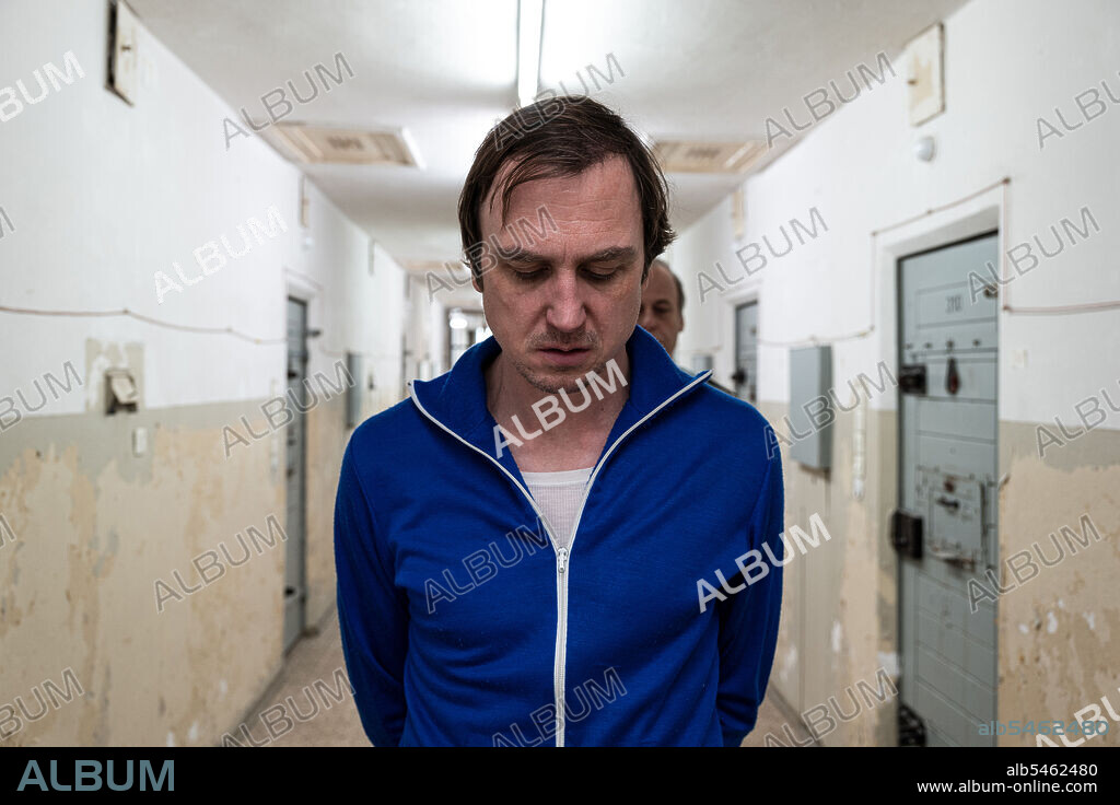 LARS ELDINGER in THE LAST EXECUTION, 2021 (NAHSCHUSS), directed by FRANZISKA STUNKEL. Copyright Network Movie Film-und Fernsehp.
