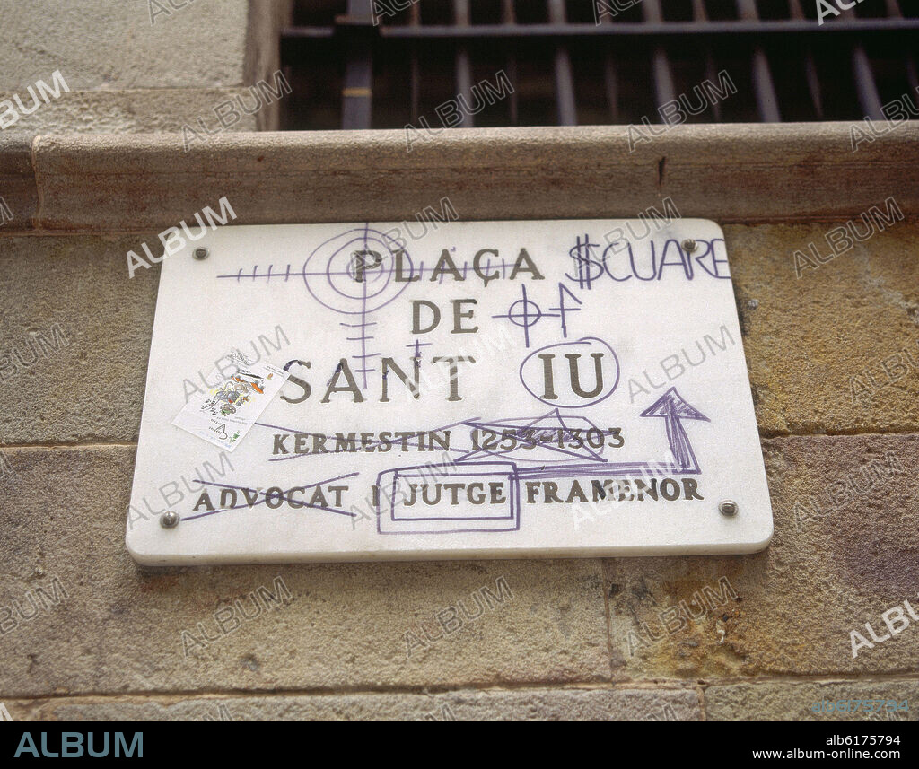 PLACA DE CALLE MANIPULADA CON PINTADAS - PLAÇA DE SANT IU.