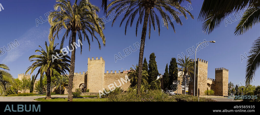 puerta de Mallorca - puerta de Sant Sebastia-, muralla medieval, siglo XIV, Alcudia,Mallorca, islas baleares, Spain.