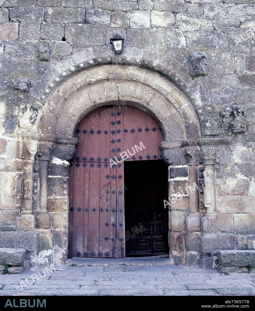 PORTADA ROMANICA DE LA IGLESIA DE NUESTRA SEÑORA DEL BUEN VARON - SIGLO XIII - ROMANICO ESPAÑOL.