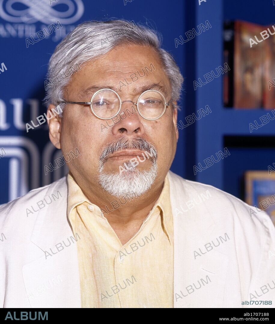 CABRERA INFANTE, Guillermo (Gibara, 1929-Londres, 2005). Escritor cubano. Cultivó la crítica cinematográfica bajo el seudónimo de "G. Caín" y fundó la cinemateca de Cuba. Fotografía de 1998.