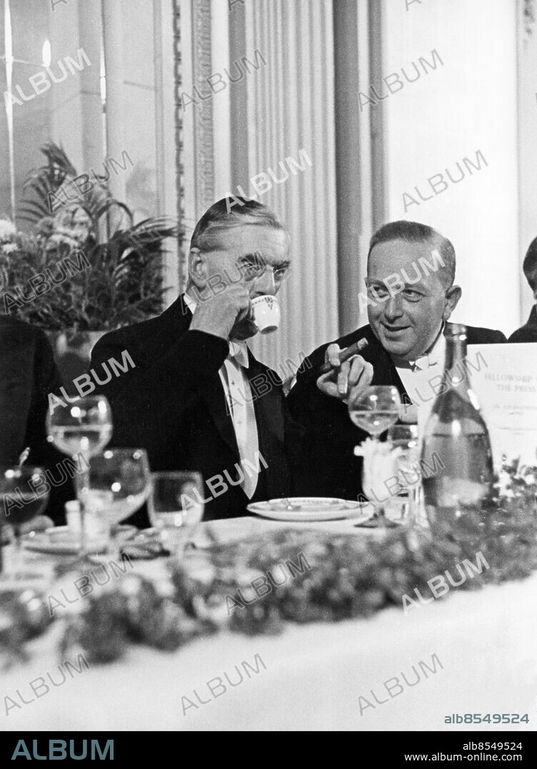 Orig. bildtext... THE PREMIER BROADCAST SPEECH FROM FOREIGN PRESS ASSOCIATION DINNER. Mr. Neville Chamberlain yesterday evening broadcast in the National programme from the 50th anniversary dinner of the Foreign Press Association at Grosvenor House, Park Lane. O.P.S. Mr. Neville Chamberlain drinking coffee, at the dinner last night. Anm. CD111 Cigarrer Kaffekoppar Gemenskap Samtal persons: Neville Chamberlain sites: LONDON ;STORBRITANNIEN.
