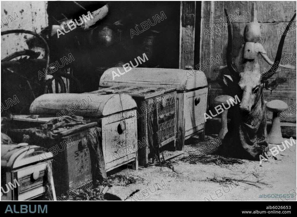 Carter, Howard engl. Archäologe, 1873-1939.-Carter entdeckt bei Ausgrabungen in Theben (Ägypten) 1922 das Grab des Tutanch-Amun: Schatzkammer.-Foto.