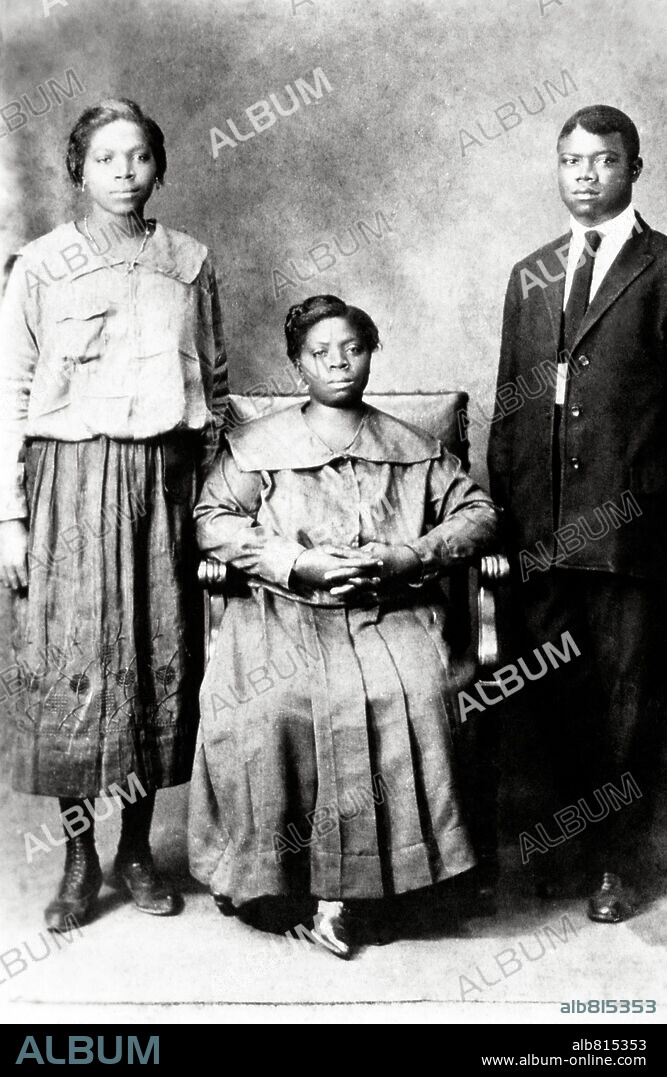 Louis Armstrong con su madre y hermana. 1918.