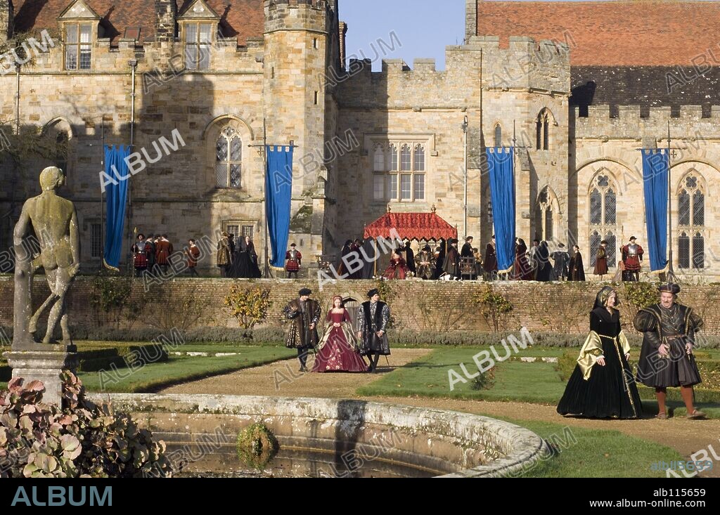 NATALIE PORTMAN and SCARLETT JOHANSSON in THE OTHER BOLEYN GIRL, 2007, directed by JUSTIN CHADWICK. Copyright BBC FILMS.