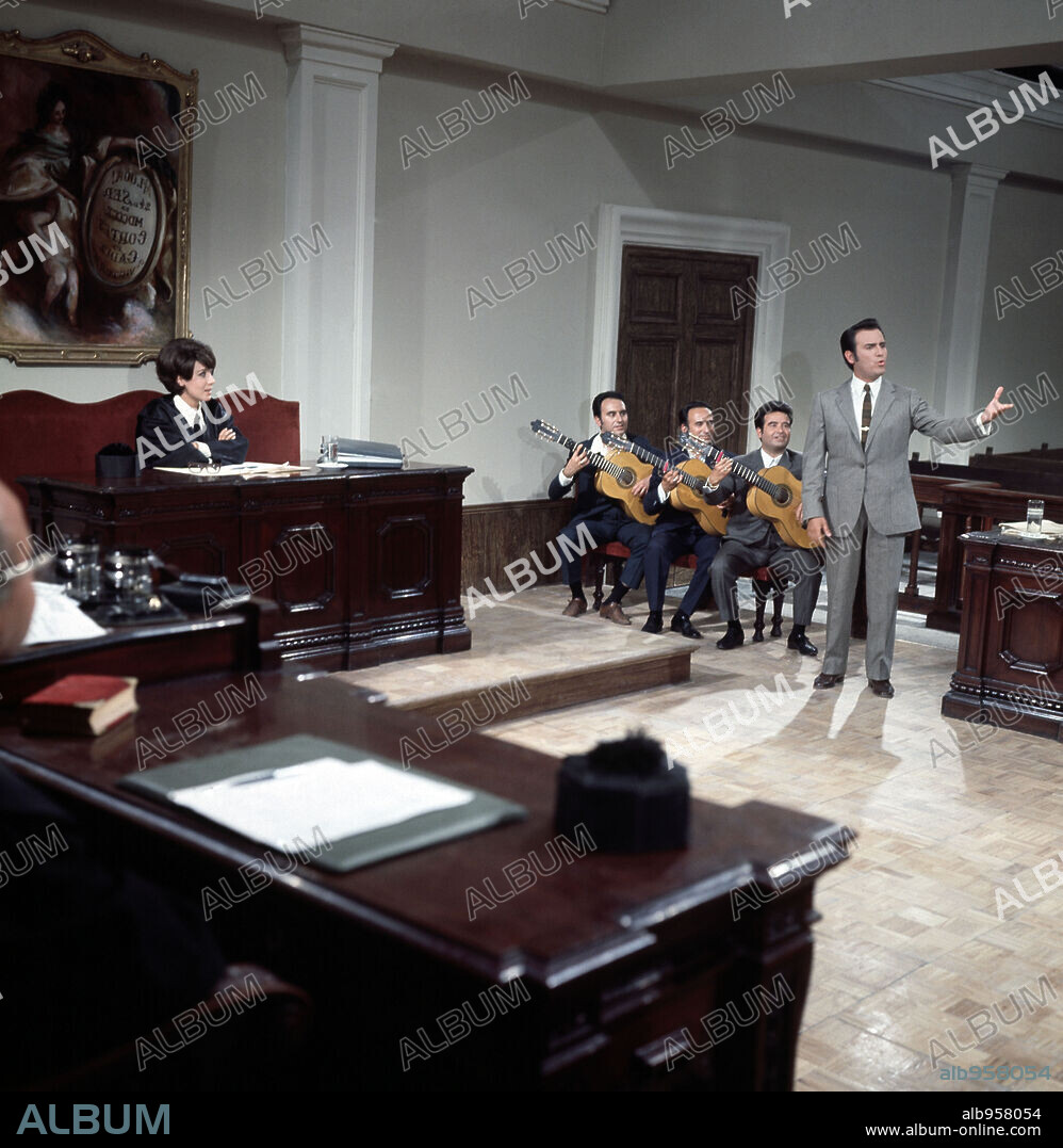 CONCHA VELASCO y MANOLO ESCOBAR en JUICIO DE FALDAS, 1969, dirigida por JOSE LUIS SAENZ DE HEREDIA. Copyright ARTURO GONZALEZ P.C.