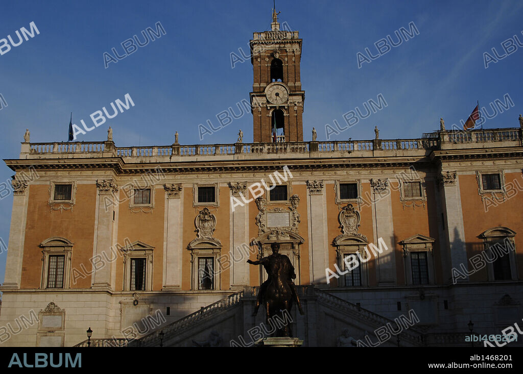 AYUNTAMIENTO DE ROMA (PALAZZO SENATORIO). Situado en la Plaza del Campidoglio. Vista del exterior y, frente a él, la ESTATUA ECUESTRE DE MARCO AURELIO (121-180). Italia.