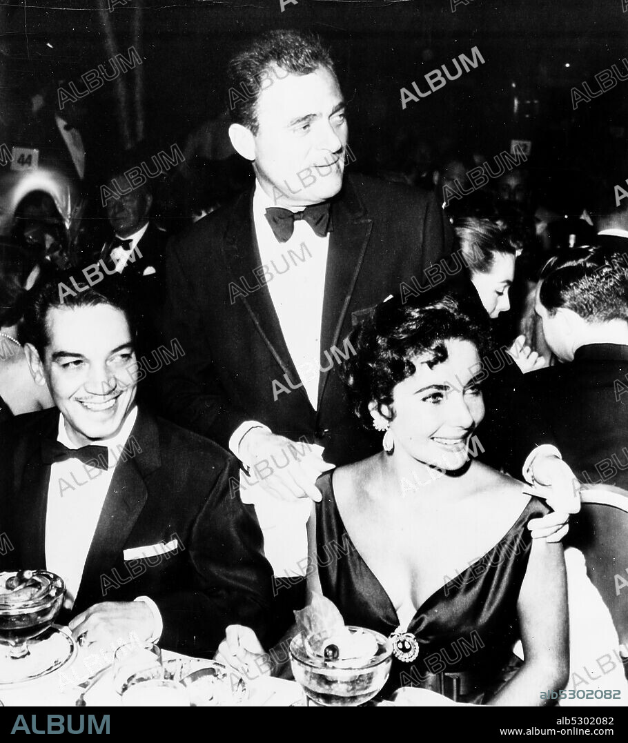 Elizabeth taylor. mike todd. hollywood. los angeles. 1957. (Photo by: Marka/Universal Images Group via Getty Images).