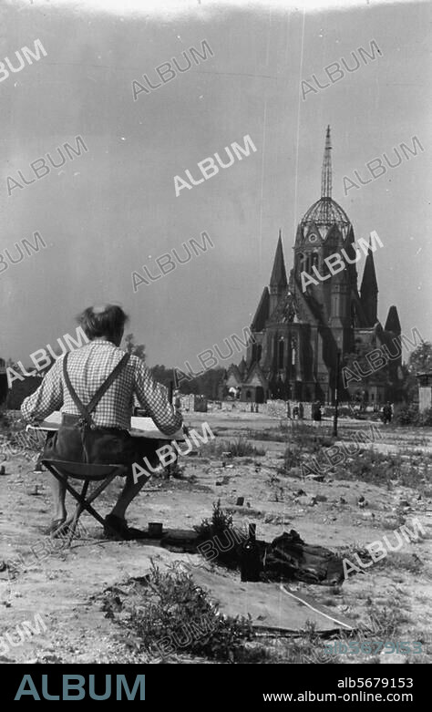 Berlin-Kreuzberg, Hl.-Kreuz-Kirche, Blücher- / Ecke Urbanstraße (1885-88 erbaut v. Joh. Otzen). Hobbymaler vor der Kirchenruine. Foto, um 1948 (Walter Schulze).
