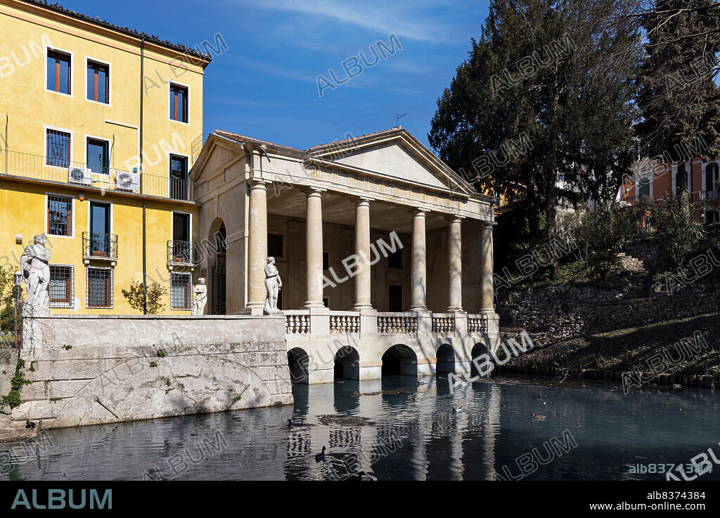 Salvi Gardens: Loggia Valmarana (loggia with six Doric columns topped by a triangular pediment). In 1994 Unesco decided to attribute the project to Andrea Palladio.