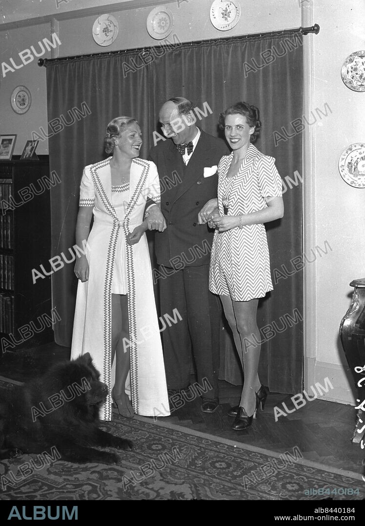 Göteborg 1938-04-29 - Skådespelaren Ludde Gentzel med två vackra kvinnor - dessa blir strax omklädda till brudtärnor *** Local Caption *** GT Låda April 1938. KAMERAREPORTAGE.