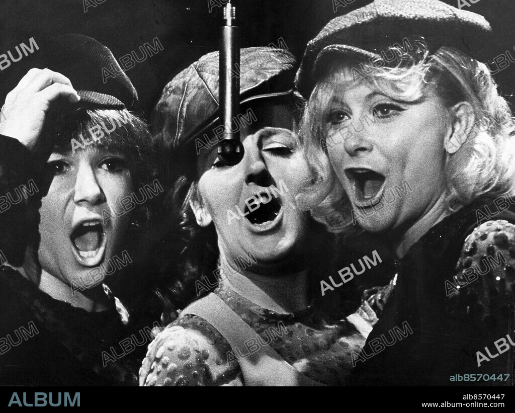 STOCKHOLM 1968-02-03. Flickorna Nannie Porres, Ulla Hallin och Monica Zetterlund på Hamburger Börscenen i kabarén av Beppe Wolgers . Foto: Lars Groth / DN / SCANPIX / Kod: 19. ** SvD OUT **.
