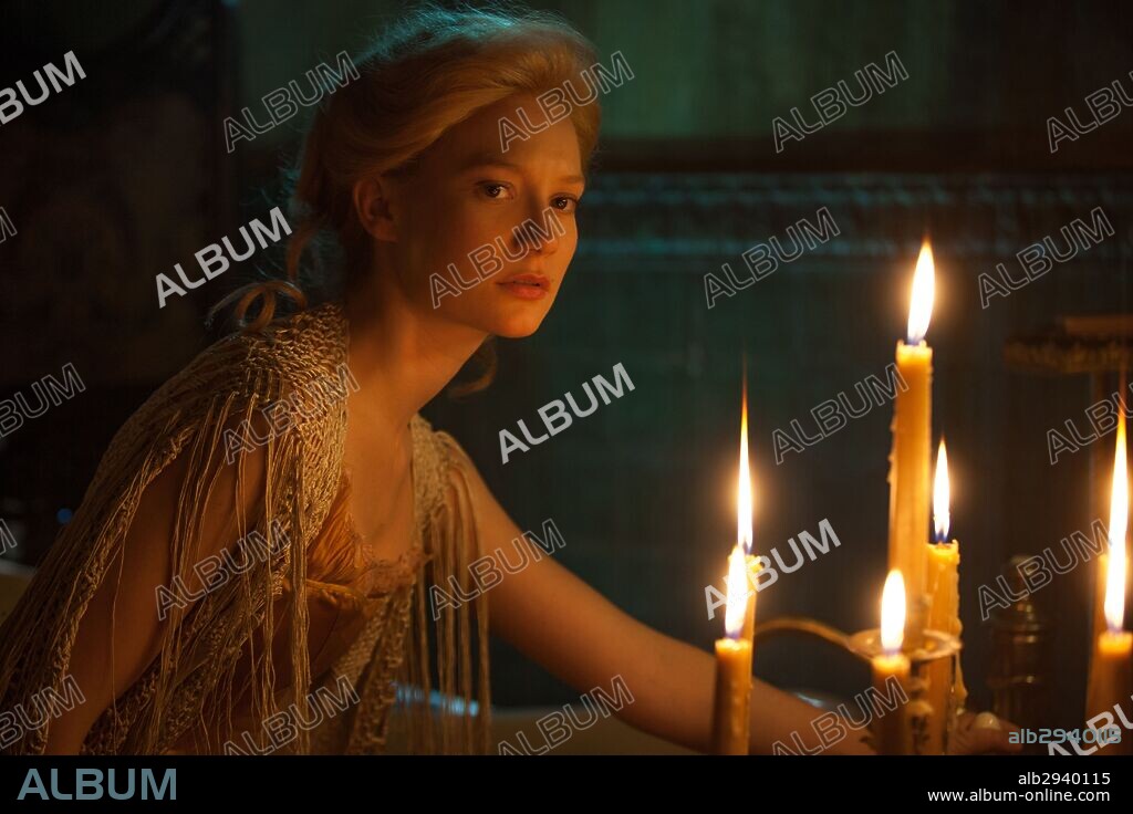 MIA WASIKOWSKA en LA CUMBRE ESCARLATA, 2015 (CRIMSON PEAK), dirigida por GUILLERMO DEL TORO. Copyright LEGENDARY PICTURES.