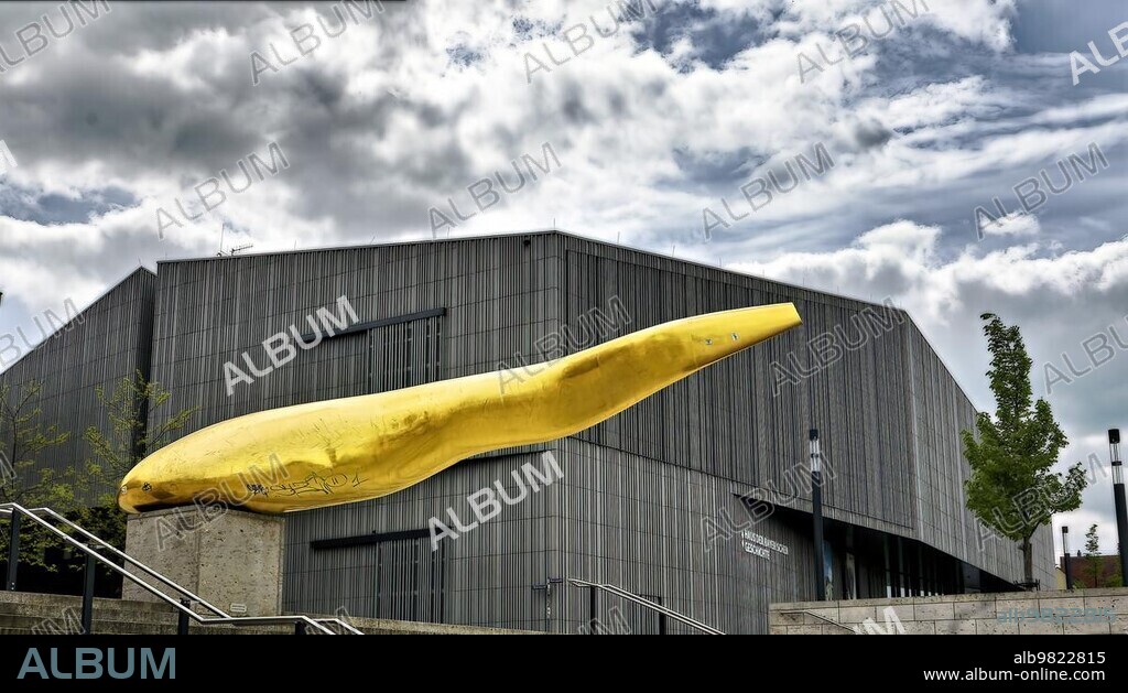CISCA BOGMAN und OLIVER STÖRMER. Sculpture; Sculputur Goldener Waller. Artist: stoebo - Bogman & Störmer (Cisca Bogmann & Oliver Störmer) Architecture; modern; museum. Regensburg; Bavaria; Germany; In front of the House of Bavarian History; Europe.