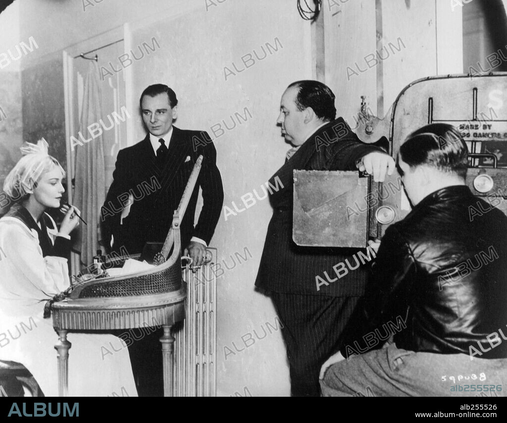 ALFRED HITCHCOCK, JOHN GIELGUD y MADELEINE CARROLL en EL AGENTE SECRETO, 1936 (SECRET AGENT), dirigida por ALFRED HITCHCOCK. Copyright GAUMONT-BRITISH.