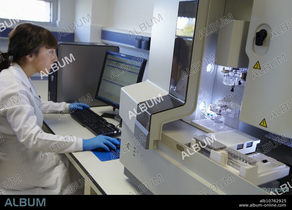 automatic sequencer, GENETIC ANALIZER 3130XL Applied Biosystems allows automatic sequencing of DNA fragments The instrument performs the separation of DNA fragments according to size capillary electrophoresis, the detection and recording of fluorescence For the analysis of the sequences obtained specific software is used, Biotechnology Laboratory, Health Area, Alava Technology Park, Technology Centre, Tecnalia Research & Innovation, Miñano, Araba, Basque Country, Spain.