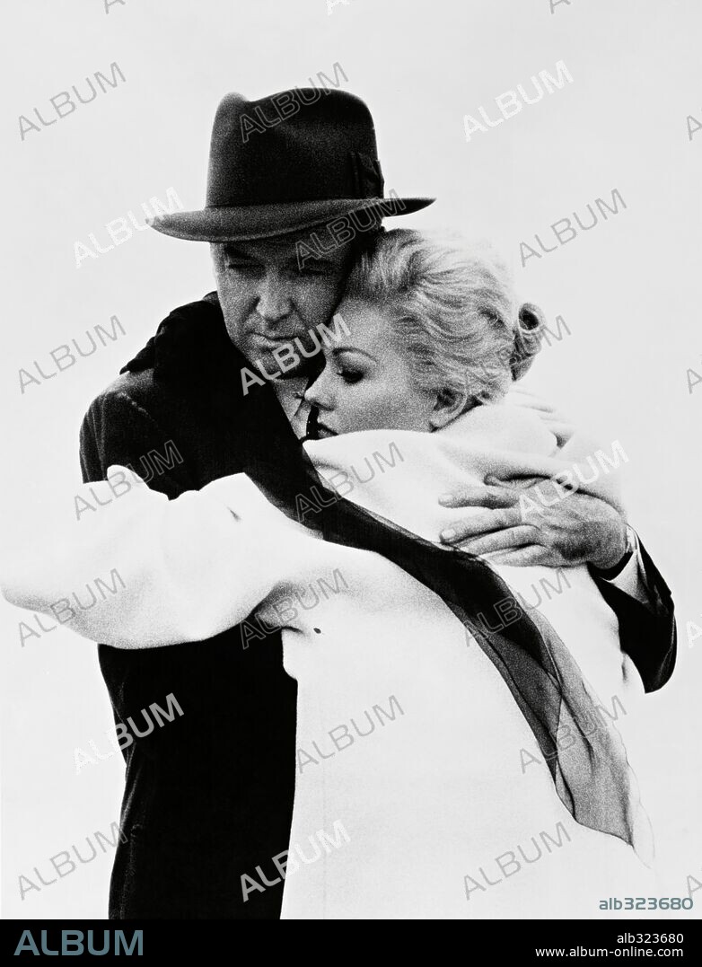 JAMES STEWART y KIM NOVAK en VERTIGO [DE ENTRE LOS MUERTOS], 1958 (VERTIGO), dirigida por ALFRED HITCHCOCK. Copyright Alfred J. Hitchcock Productions.