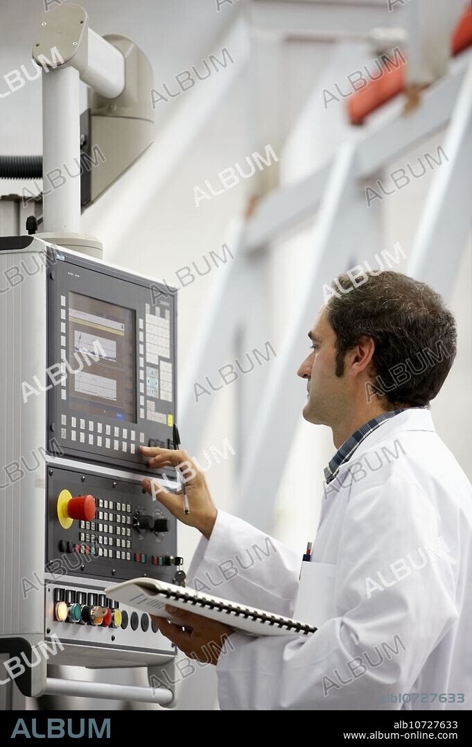 Fatronik Foundation, Research Technology Center. Donostia-San Sebastián , Euskadi. Spain. Aeronautic application / Investigador realizando la introducción y ajuste de los parámetros de máquina de un control numérico CNC en una aplicación aeronáutica desarrollada por el centro de investigación Fatronik.