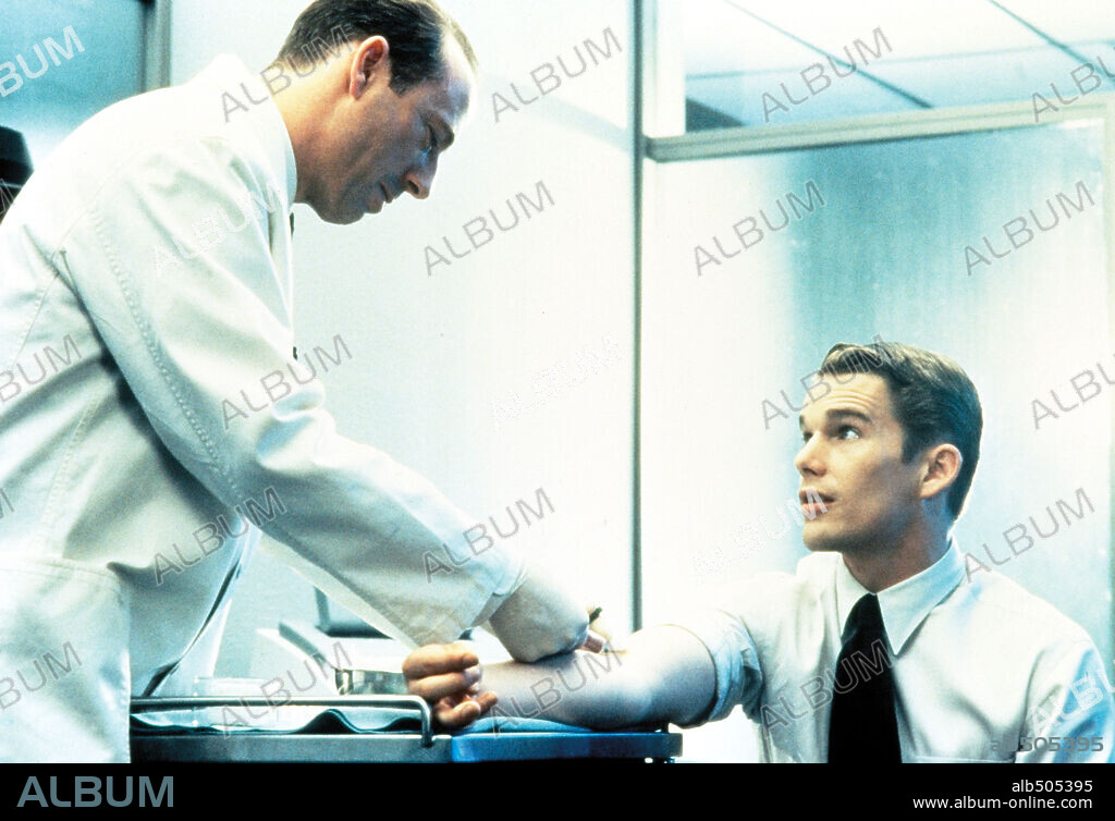 ETHAN HAWKE et XANDER BERKELEY dans GATTACA, 1997, réalisé par ANDREW NICCOL. Copyright COLUMBIA TRI STAR.