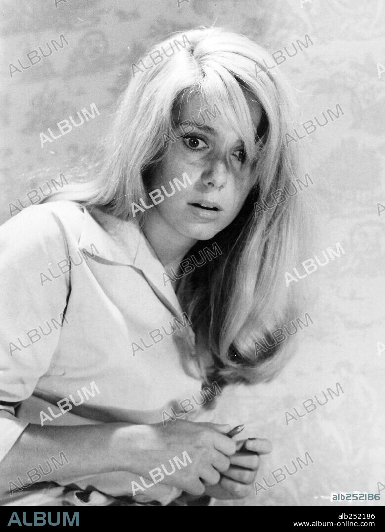 CATHERINE DENEUVE en REPULSION, 1965, dirigida por ROMAN POLANSKI. Copyright COMPTON-TEKLI/ROYAL.