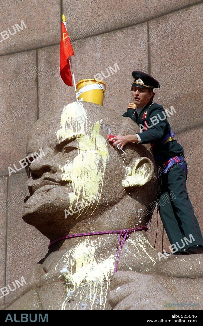 Berlin: Lenin still useful? Yugoslavian director Dusan Makabejew used the Lenin statue (which is currently at risk of demolition) as a backdrop for a documentary of Berlin after the reunification. The statue is covered in yellow paint, a red flag with hammer and sickle is flying on its head. 21/10/1991