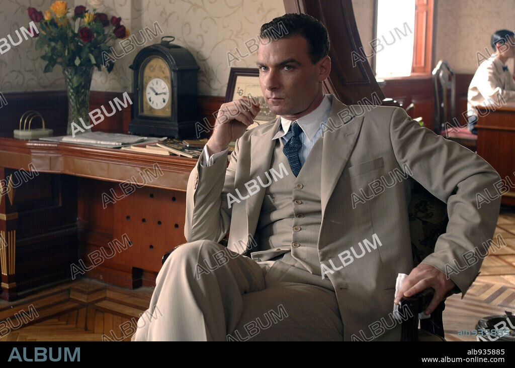 LIEV SCHREIBER in THE PAINTED VEIL, 2006, directed by JOHN CURRAN. Copyright WIP/ STRATUS FILM/BOB YARI PROD./CLASS 5 FILMS/COLLETON COMP / WILSON, GLEN.
