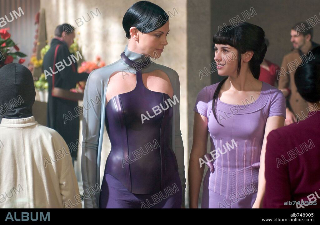 AMELIA WARNER und CHARLIZE THERON in AEON FLUX, 2005, unter der Regie von KARYN KUSAMA. Copyright PARAMOUNT PICTURES / BOLAND, JASIN.