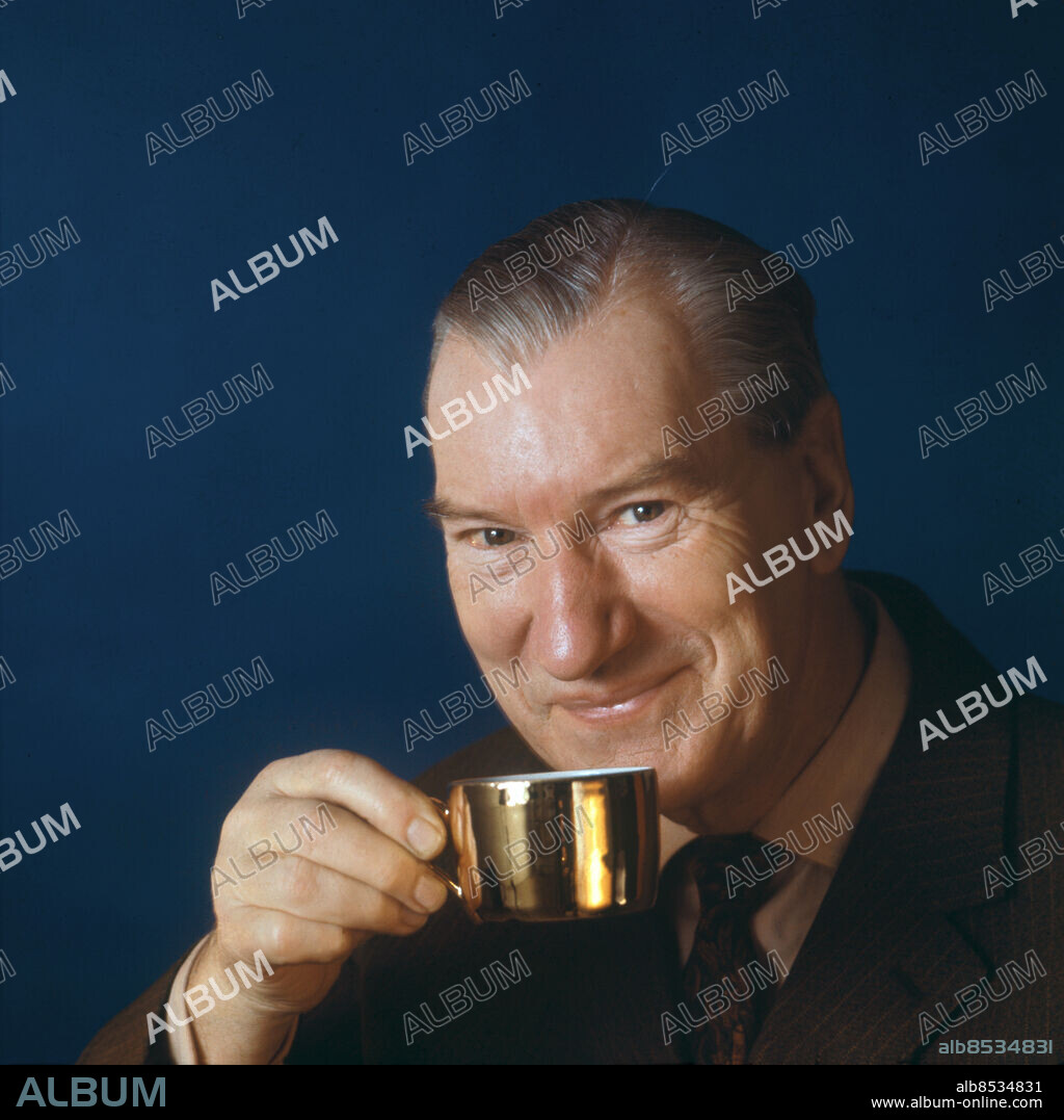 STOCKHOLM 1971-01.. FRUKOSTKLUBBEN med Sigge Fürst Publ i RiR 9/71, omslag, inför programmets 25-årsjubileum: Hur länge orkar du Sigge? Guldkopp Kaffekoppar Kaffetår Programledare Sångare Underhållare CD554 persons: SIGGE FÜRST sites: STOCKHOLM;SVERIGE.