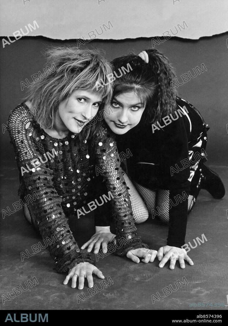 1987.. Not. Daily Live Anm. Programledare Nancy och Carina Publ. i Etermediernas bok Från klubbrum till medielabyrint sid.260 CD304 persons: LILL-MARIT BUGGE;ANNA-LENA BRUNDIN sites: SVERIGE.