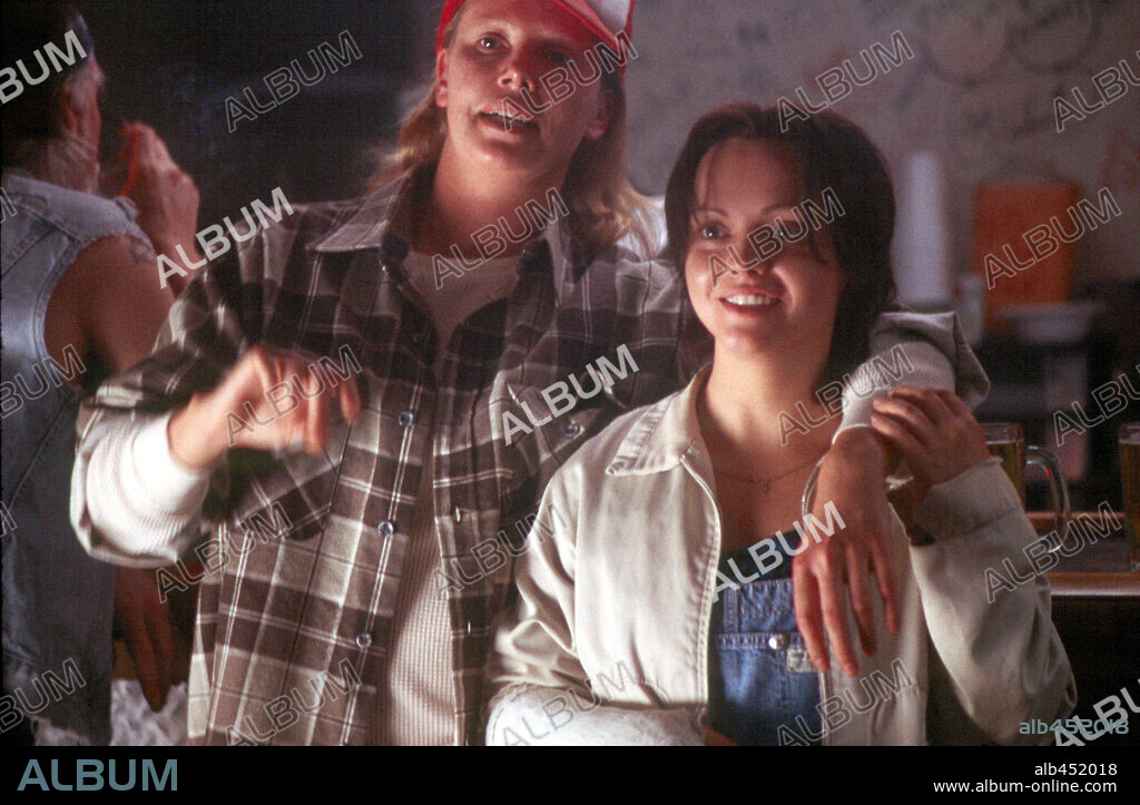CHARLIZE THERON und CHRISTINA RICCI in MONSTER, 2003, unter der Regie von PATTY JENKINS. Copyright NEWMARKET FILM GROUP.