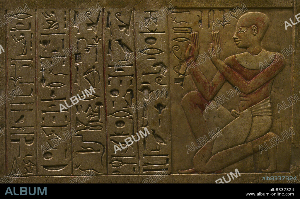 Egipto. Estela del escriba Iri. Imperio Nuevo. XVIII Dinastía, h. 1300 a.C. Detalle de la parte inferior en la que se representa al escriba Iri, arrodillado y recitando una oración inscrita en jeroglíficos frente a él. Piedra caliza policromada. Museo Calouste Gulbenkian. Lisboa. Portugal.