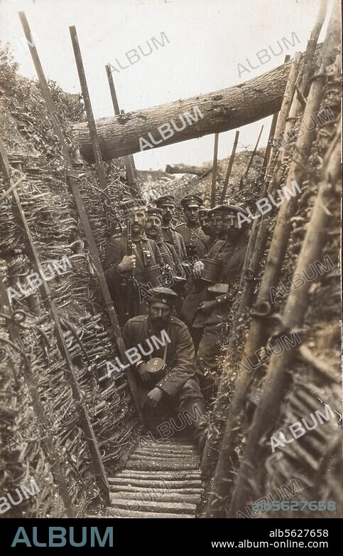 Geschichte / 1. Weltkrieg / Westfront. Stellungskrieg: Deutsche Soldaten im Schützengraben. Foto, vor Oktober 1916. Nachlaß Maurice Levert. Berlin, Sammlung Archiv für Kunst und Geschichte.