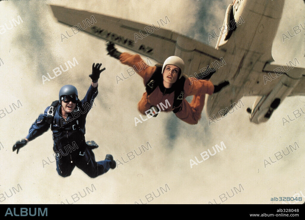 VELOCIDAD TERMINAL, 1994 (TERMINAL VELOCITY), dirigida por DERAN SARAFIAN. Copyright BUENA VISTA.