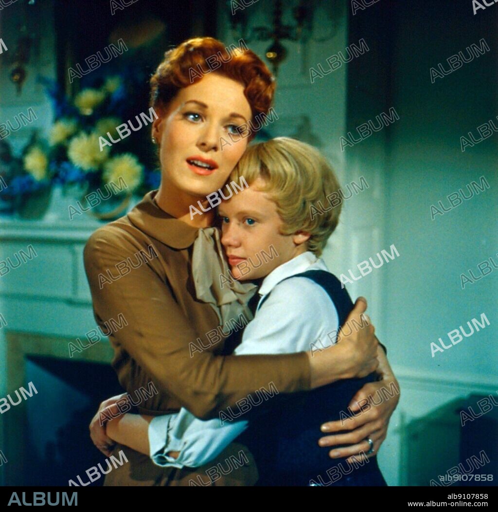 HAYLEY MILLS and MAUREEN O'HARA in THE PARENT TRAP, 1961, directed by DAVID SWIFT. Copyright WALT DISNEY PICTURES.