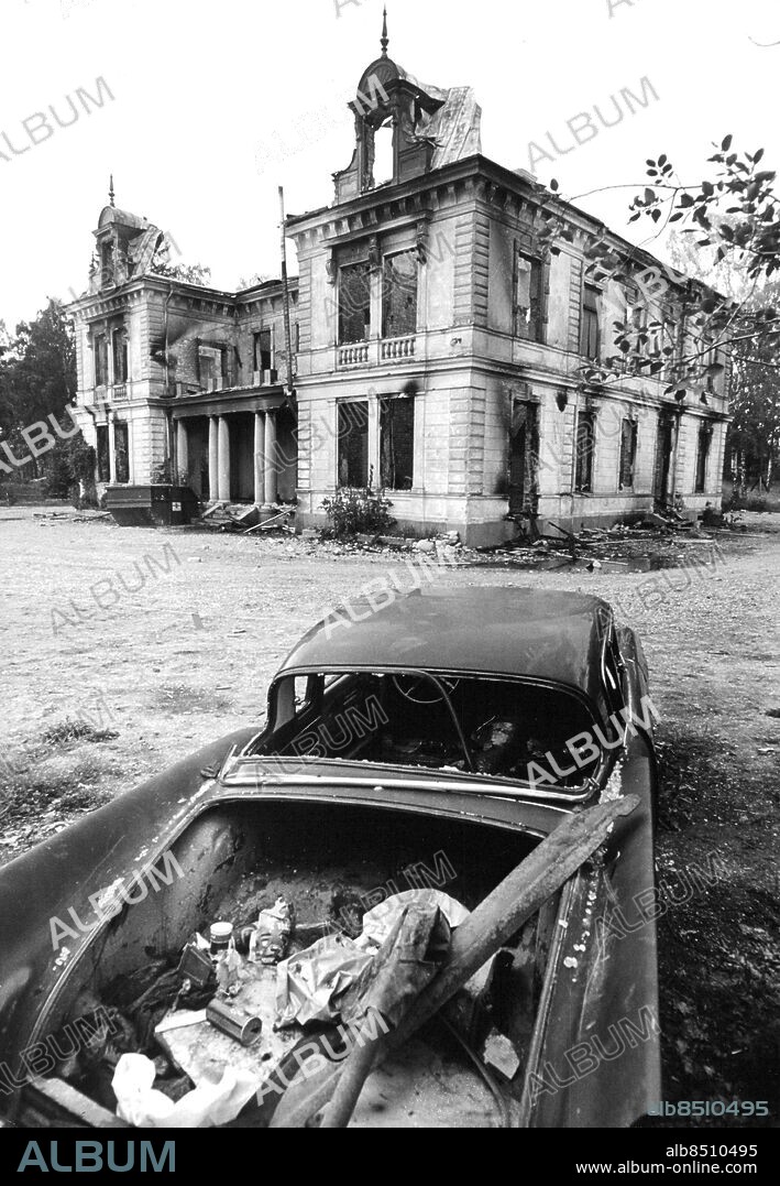 Sollentuna 1971-07-31. Brand i Tegelhagens slott som använts som högkvarter av subkulturgänget raggare. Foto: SvD / TT / kod 12014.