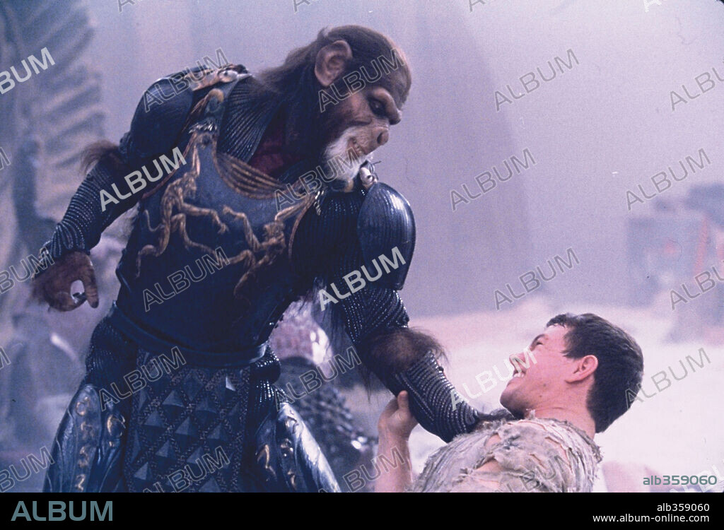 MARK WAHLBERG y TIM ROTH en EL PLANETA DE LOS SIMIOS, 2001 (PLANET OF THE APES), dirigida por TIM BURTON. Copyright 20TH CENTURY FOX / EMERSON, SAM.