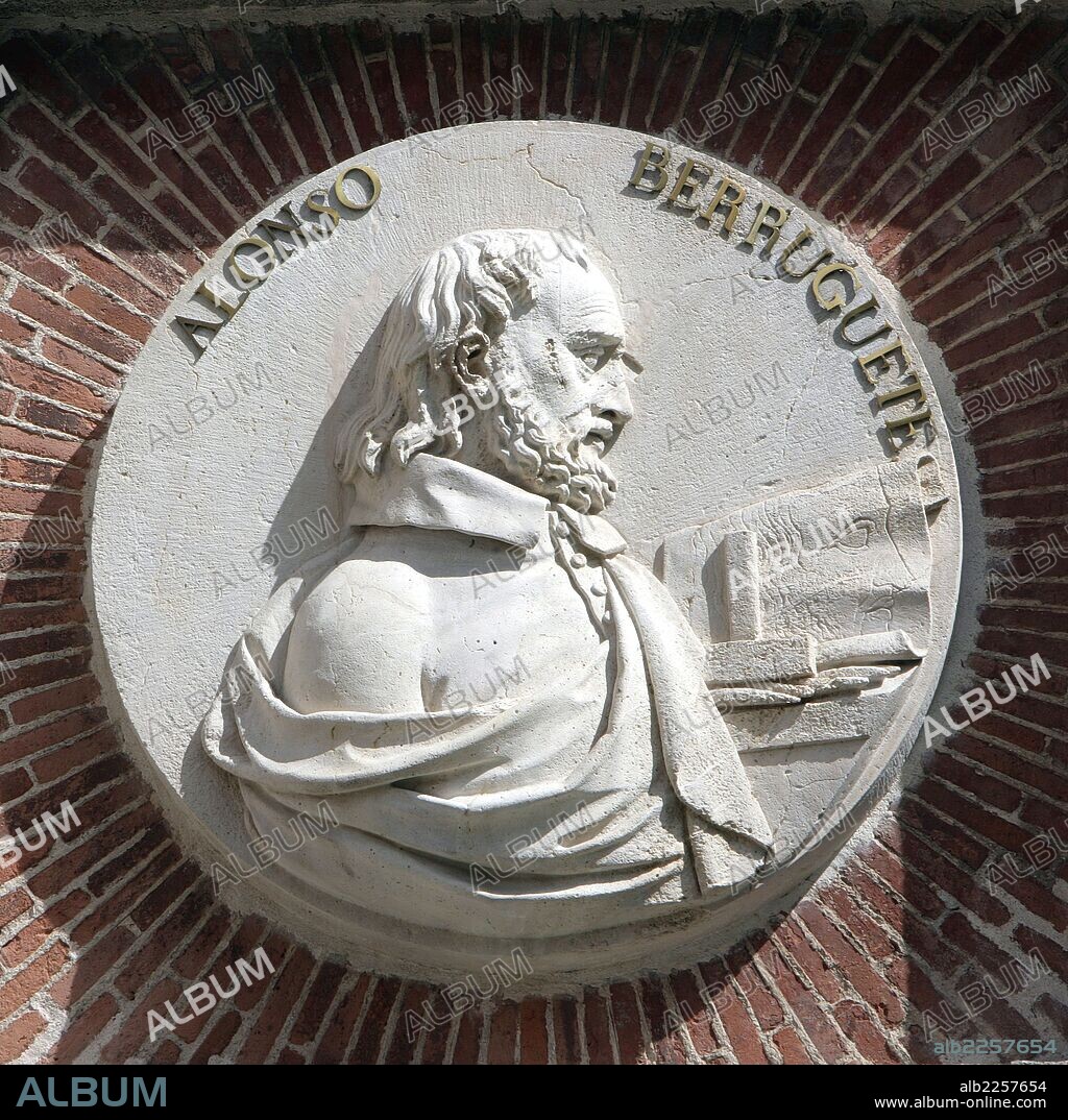 ALONSO DE BERRUGUETE. ESCULTOR ESPAÑOL. PAREDES DE NAVA 1490 - 1561. MEDALLON ESCULTORICO EN LA FACHADA DEL MUSEO DEL PRADO EN MADRID OBRA DE RAMON BARBA Y VALERIANO SALVATIERRA EN EL AÑO 1830.